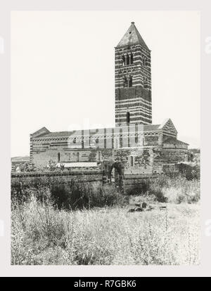 Sardinien Sassari Sassari Umgebung SS. Trinità di Saccargia Camaldolite, das ist mein Italien, die italienische Land der visuellen Geschichte, Außenansichten einer romanischen Kirche aus dem 12. Jahrhundert gehören eine gestreifte dunklem Basalt und weißen Kalkstein Fassade ein Turm von Pisa und Lucchesian Einfluss und dekoriert/groteske Hauptstädte. Antiquitäten zwei Säulen und Kapitelle des Portikus. Foto 1983 Stockfoto