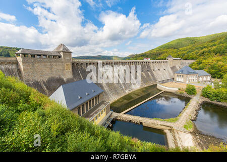 Edertal Stausee im Sauerland Deutschland zwischen Bergen Stockfoto