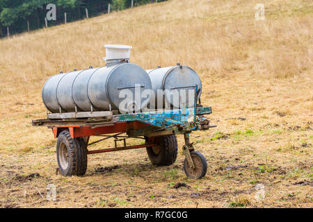 Metall Wasser Behälter auf Anhänger für Rinder auf der Weide Stockfoto