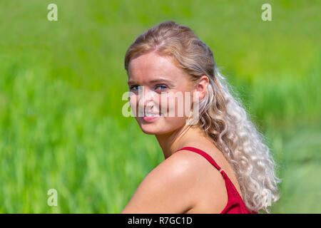 Portrait von Blond kaukasische Frau in Grün Natur Stockfoto