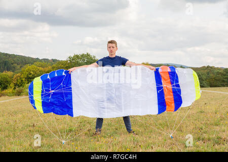 Kaukasische Teenager holding Matratze Kite im Querformat Stockfoto