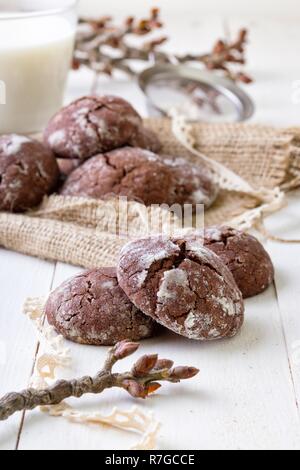 Schokolade Cookies auf ein weißes Holz- Hintergrund Stockfoto