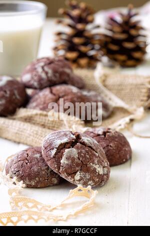 Schokolade Cookies auf ein weißes Holz- Hintergrund Stockfoto