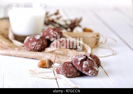 Schokolade Cookies auf ein weißes Holz- Hintergrund Stockfoto