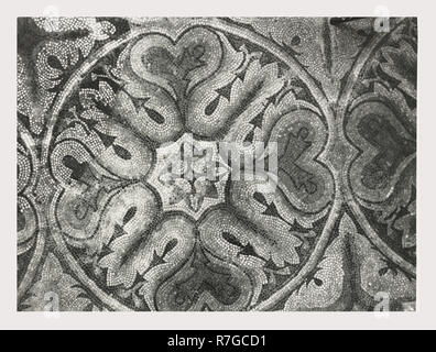 Toskana Siena Asciano Casa Corboli, dies ist mein Italien, die italienische Land des Visual History, weltliche Gebäude aus dem 13.-14. Jh.. Im Oratorium sind Fresken aus dem 4 Jahreszeiten und andere weltliche Szenen. Antiquitäten 2. polychrome Mosaik, mascaron oder mögliche Brunnen. Zwei Pflaster Mosaiken im Untergeschoss des Gebäudes. Sie haben geometrische Muster mit verknüpften Kreisen und pflanzliche Rosetten. Vier Stern, Dreieck und Zunge und Dart Motive sind in der Grenze entfernt. Plätze, die von Solomon's Knoten verknüpft. Zunge und Dart Stockfoto