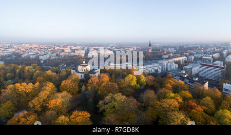 Luftaufnahme von Herbstlaub auf Vartiovuori Hügel mit der Kathedrale von Turku (Finnisch: Turun Tuomiokirkko) auf Hintergrund in Turku, Finnland Stockfoto