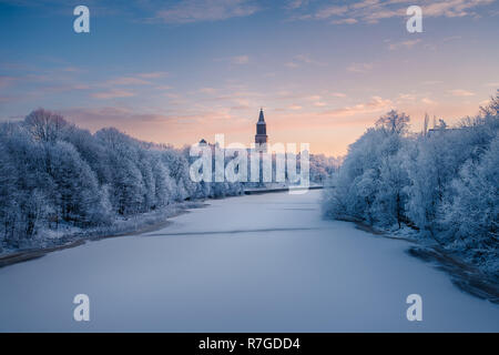 Winterlandschaft Blick auf den gefrorenen Fluss Aurajoki mit Dom und die alte Sternwarte auf Vartiovuori Hügel im Hintergrund ich Stockfoto