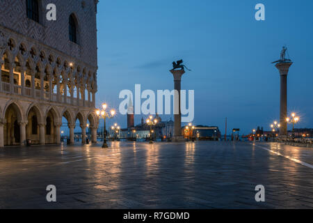 Dogen Palast und Chiesa di San Giorgio Maggiore in den frühen Morgenstunden in Venedig, Italien Stockfoto