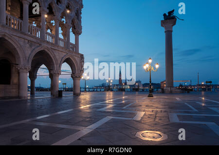 Dogen Palast und Chiesa di San Giorgio Maggiore in den frühen Morgenstunden in Venedig, Italien Stockfoto