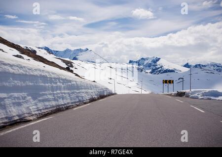 Schild auf einem schneebedeckten Berg Straße an der Norwegen Stockfoto