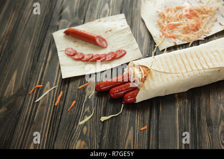 Geräucherte Wurst in Fladenbrot gewickelt. Foto mit Kopie Raum Stockfoto