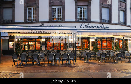 Colmar, Frankreich - 01. Dezember 2018: Die traditionelle französische Brasserie Amandine für Weihnachten dekoriert im historischen Zentrum von Colmar, Elsass. Stockfoto