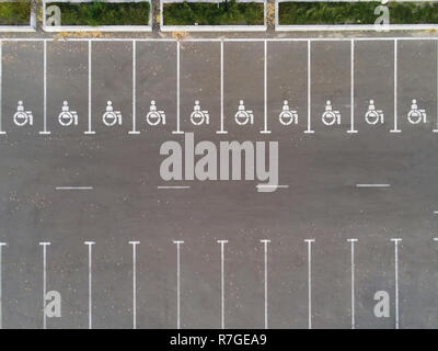 Leeren Parkplatz mit Behinderten Symbol. Prking Plätze für behinderte Person vorbehalten. Antenne Drohne anzeigen. Stockfoto