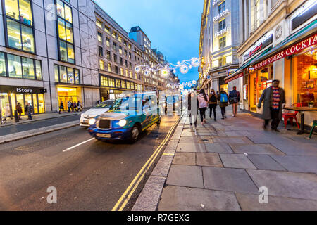 Weihnachten Dekorationen und Lichter entlang der Strand, London. London. Großbritannien Stockfoto