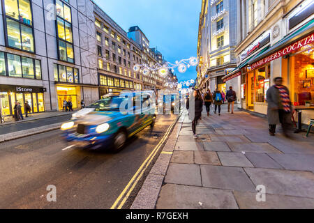 Weihnachten Dekorationen und Lichter entlang der Strand, London. London. Großbritannien Stockfoto