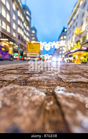 Weihnachten Dekorationen und Lichter entlang der Strand, London. London. Großbritannien Stockfoto