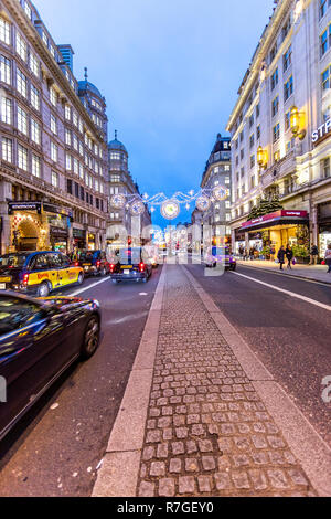 Weihnachten Dekorationen und Lichter entlang der Strand, London. London. Großbritannien Stockfoto