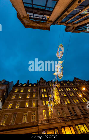 Weihnachten Dekorationen und Lichter entlang der Strand, London. London. Großbritannien Stockfoto