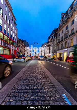 Weihnachten Dekorationen und Lichter entlang der Strand, London. London. Großbritannien Stockfoto