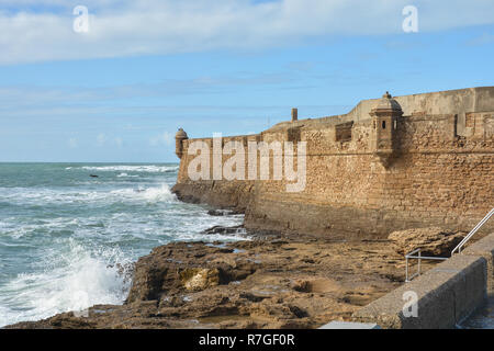 Die Festung von San Sebastian (Castillo de San Sebastian) in Cadiz. Architektonische und historische Sehenswürdigkeit auf der atlantischen Küste von Andalusien in Spanien. Stockfoto