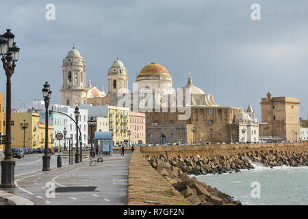 Kathedrale des Heiligen Kreuzes in Cadiz. Architektonisches Wahrzeichen auf der atlantischen Küste von Andalusien in Spanien. Stockfoto