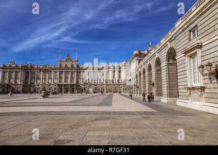 Schöne Aussicht auf den berühmten Königspalast in Madrid, Spanien Stockfoto