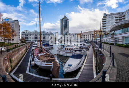 Sportboote gebunden in die Marina am Chelsea Harbour, London. Großbritannien Stockfoto