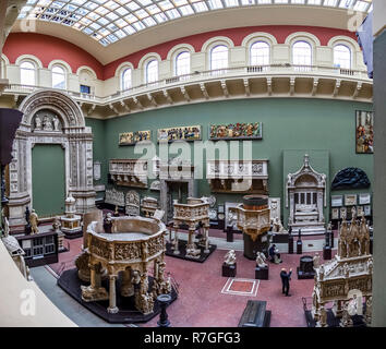 Die Besetzung Gerichte Galerien des Victoria und Albert Museum. Cast Repliken der wichtigsten Skulptur für Bildung, Knightsbridge, London. Großbritannien Stockfoto