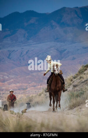 Kirgisistan Föderation Salburuun post für Fotos am Ufer des Issyk-Kul See in der Nähe des Dorfes Bokonbaeva. Stockfoto