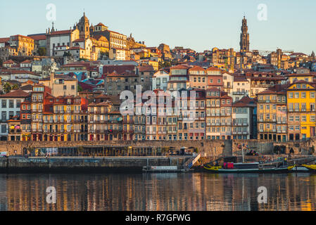 Ribeira Platz in Porto durch den Fluss Douro, Portugal Stockfoto