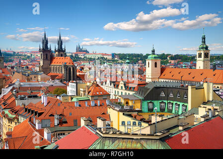 Blick auf Prag, Kathedralen und res Dächer von oben Stockfoto