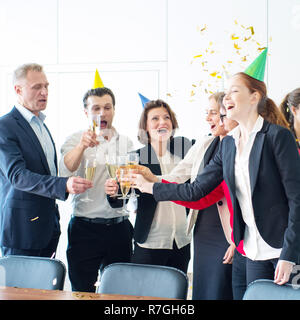 Geschäft Leute feiern Sieg an Office Party holding Gläser Champagner Stockfoto