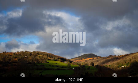 Querformat Sugarloaf Mountain Sugarloaf Hügel in Richtung Schwarze Berge in Abergavenny Stockfoto