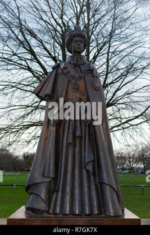 Statue von Königin Elizabeth II. von dem Bildhauer James Butler bei Runnymede, Surrey. Runnymede war der Ort der Unterzeichnung der Magna Charta im Jahre 1215 AD. UK. (104) Stockfoto