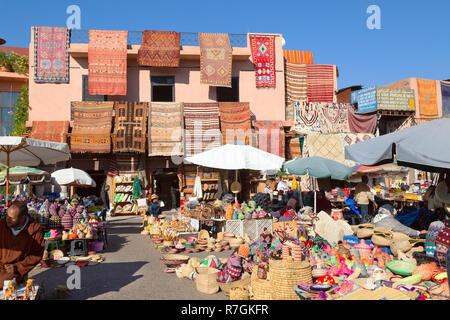 Der Souk von Marrakesch - bunt waren und Teppiche für den Verkauf in den Souks, die Medina von Marrakesch, Marrakesch Marokko Afrika Stockfoto