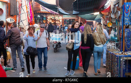 Touristen Shopping und Einkaufen in den Souk, Medina von Marrakesch, Marrakesch, Marokko, Afrika Stockfoto