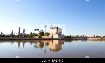 Die Menara Gärten Marrakesch Marokko, mit Pavillon und Atlas Gebirge im Hintergrund, Marrakesch Marokko Nordafrika Stockfoto