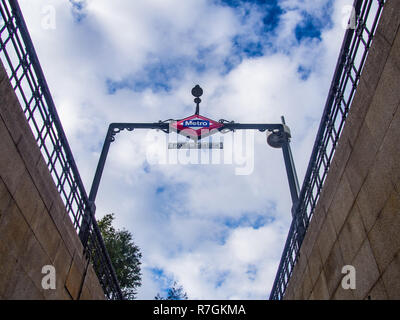 Castilla Square Eingang von der U-Bahn in Madrid Stockfoto