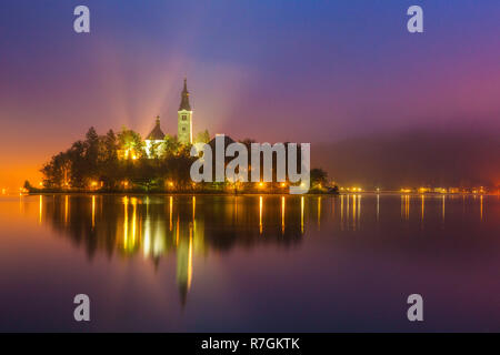 Bleder See und die Insel mit der Übernahme der Wallfahrtskirche Maria im Morgengrauen, Bled, Julische Alpen, Gorenjska, Slowenien Stockfoto