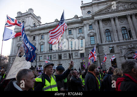 März - Brexit brexit Verrat bedeutet, Exit! Von der UK Independence Party organisiert, beschrieben als "cross-party Völker Rallye unsere MPs, dass die 17,4 Millionen, die Abgestimmt haben die EU wirklich zu verlassen bedeutet, was wir gesagt haben 'auf Brexit am 9. Dezember 2018 in London, Vereinigtes Königreich. Die Demonstration wendet sich gegen Theresa Mays Rückzug Vereinbarung' ist jedoch durch Zähler Demonstranten als Rassistisch gesehen Nach der Ernennung von Ukip der Rechtsextremen Mitkämpfer Tommy Robinson. Stockfoto