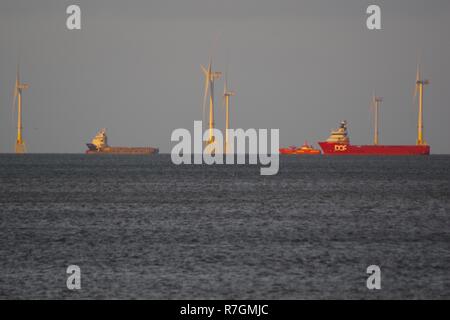 Europäische Offshore Wind Deployment Center. Erneuerbare Energien Windpark, Offshore Aberdeen im goldenen Licht eines Herbstabend. Schottland, Großbritannien. Stockfoto