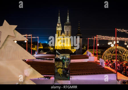 Zagreb Advent bei Nacht, Blick auf die Kathedrale von Zagreb Stockfoto