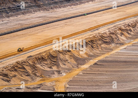 Blick in eine braunkohlenbergwerk mit Förderbändern und Fahrwege im Sand, Etzweiler, Rheinischen Braunkohlerevier Stockfoto
