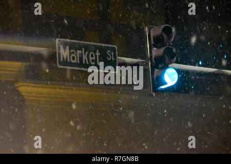 Erkunden Asheville im Winter Sturm Diego in einem Lexus GX 470 auf der Market Street Stockfoto