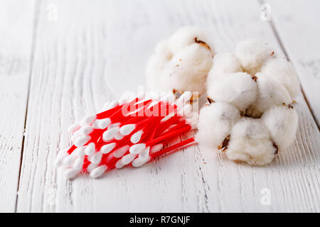 Wattestäbchen und Reiniger - Hautpflege - Beauty Behandlung Stockfoto