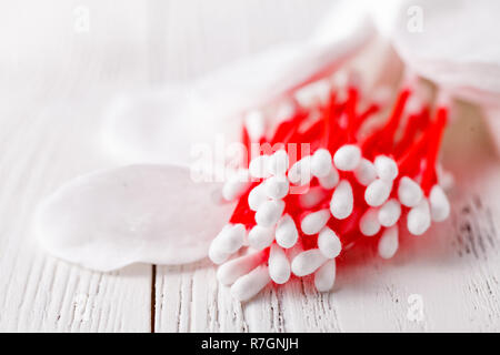 Wattestäbchen und Reiniger - Hautpflege - Beauty Behandlung Stockfoto