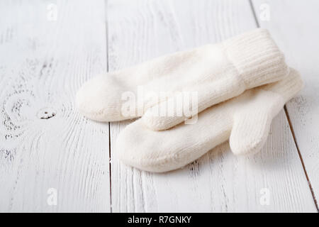 Weiße Frauen gestrickte Handschuhe Stockfoto