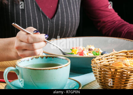 Essen gesundes Frühstück. Frau Essen im Cafe oatmeals Stockfoto