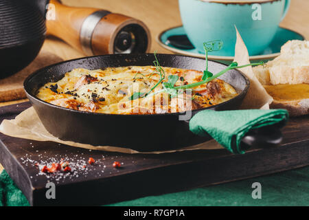 Kontinentales Frühstück in einem Café, Omelette mit Schinken in Pan Stockfoto