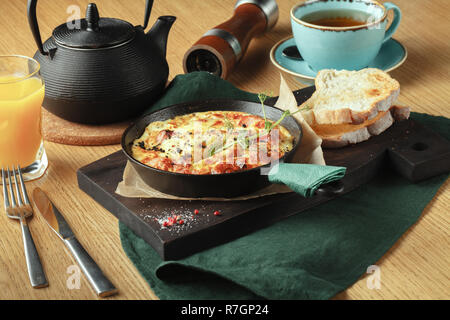 Omelett mit Gemüse und Käse. Frittata in einer Pfanne^ Frühstück Stockfoto